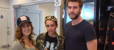 Miley Cyrus y Liam Hemsworth con una fan en Alberta, Canadá
