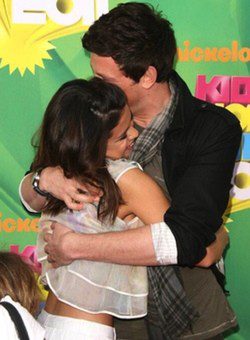 Cory Monteith y Selena Gomez abrazándose / Twitter