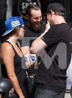 Cory Monteith bebiendo con sus amigos