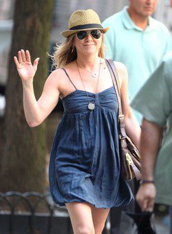 Jennifer Aniston pasea muy sonriente
