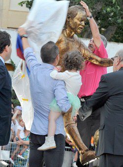 Andrés Iniesta destapando su estatua de bronce