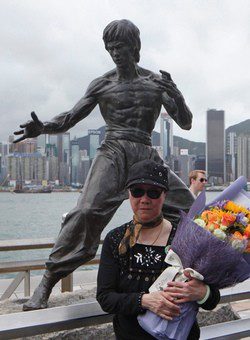 Homenajean a Bruce Lee ante su estatua
