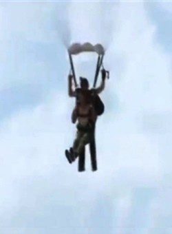 David Arquette en paracaídas