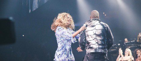 Beyoncé encima del escenario con Jay Z
