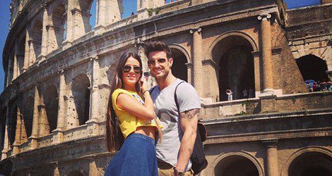 Aitor Ocio y su novia posando frente al Coliseo