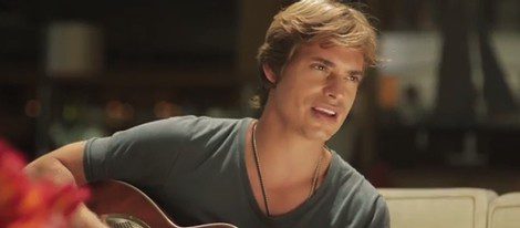 Carlos Baute en el videoclip de 'En el buzón de tu corazón' 