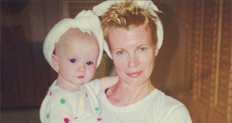 Ireland Baldwin de bebé con su madre, Kim Basinger