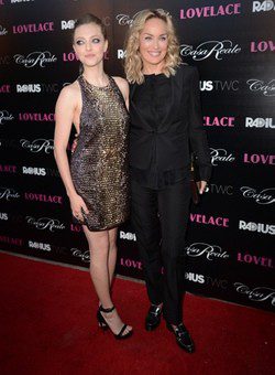 Amanda Seyfried y Sharon Stone en el estreno