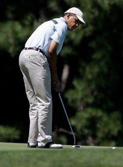 Barack Obama jugando al golf