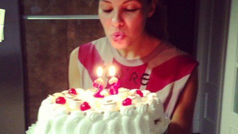 Jessica Bueno soplando las velas de su 23 cumpleaños / Foto: Twitter