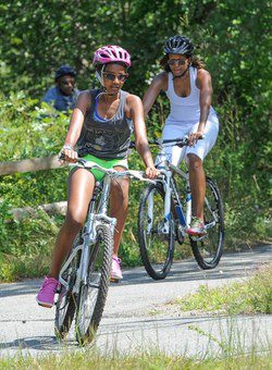Michelle Obama y Sasha en bicicleta
