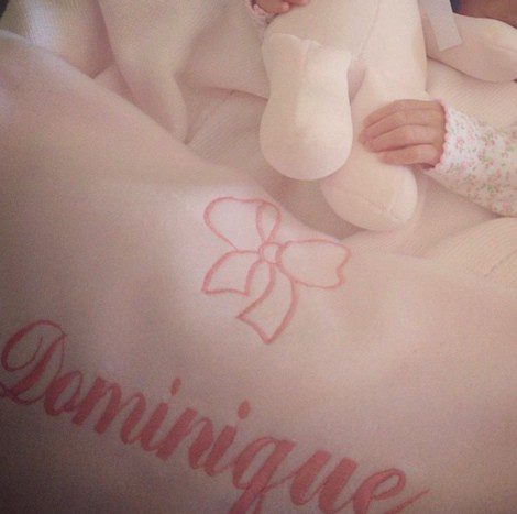 Dominique durmiendo con una mantina personalizada / Foto: Instagram