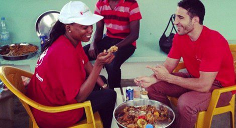 Miguel Ángel Silvestre comiendo una paella senegalesa / Foto: Instagram