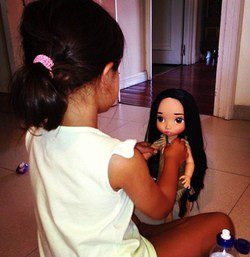 Daniella Bustamante jugando con una muñeca