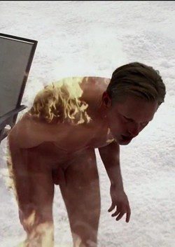 Eric Northman corre desnudo y ardiendo