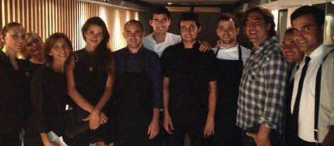 Penélope Cruz y Javier Bardem con el equipo del restaurante del Palacio de Cibeles de Madrid