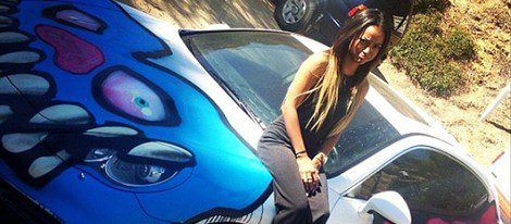 Karrueche Tran en el coche graffiteado de Chris Brown