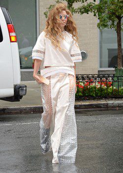 Lady Gaga con pantalones transparentes