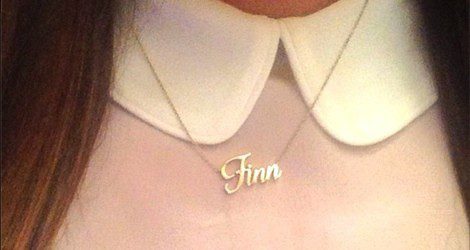 Lea Michele posa con un collar donde pone 'Finn' / Instagram