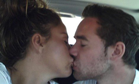 Katie Price y su marido Kieran Hayler besándose / Foto: Twitter