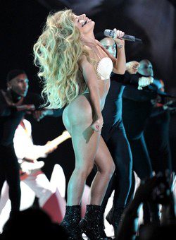 Lady Gaga actuando semidesnuda