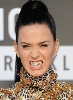 Katy Perry luce fundas de diamantes en los dientes
