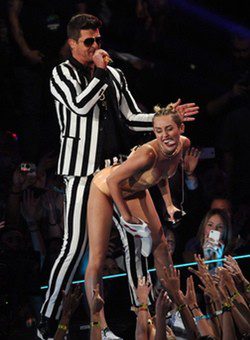 Miley Cyrus bailando con Robin Thicke