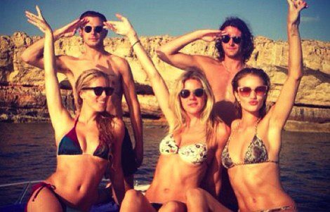 Rosie Huntington-Whiteley con un grupo de amigos en Ibiza / Foto: Instagram