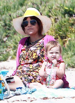Kourtney Kardashian y Penelope en la playa