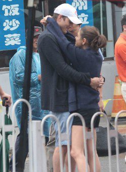 Ashton Kutcher y Mila Kunis abrazándose