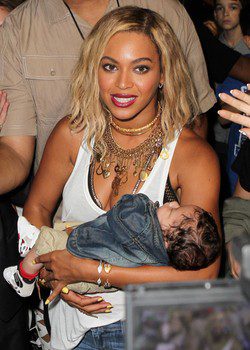 Beyoncé con el bebé de un fan