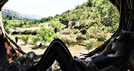 Lea Michele relajándose en la montaña