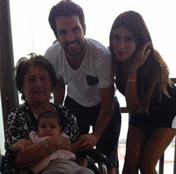 Cesc Fàbregas y Daniella Semaan con su hija y su abuela