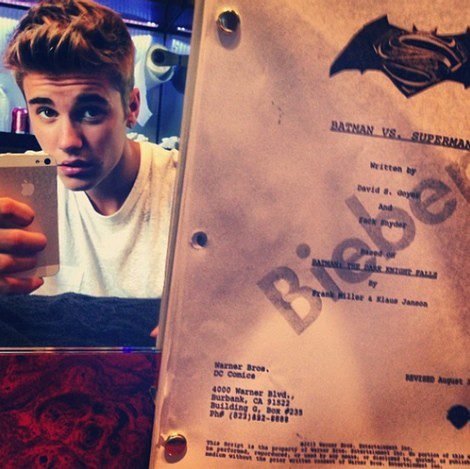 Justin Bieber con el supuesto guion de 'Batman vs. Superman'
