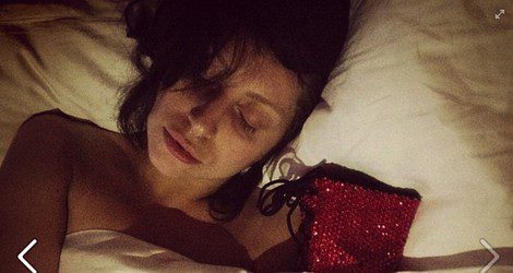 Lady Gaga durmiendo con sus botas de bailar