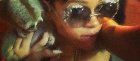 Rihanna con el loris perezoso, una especie protegida