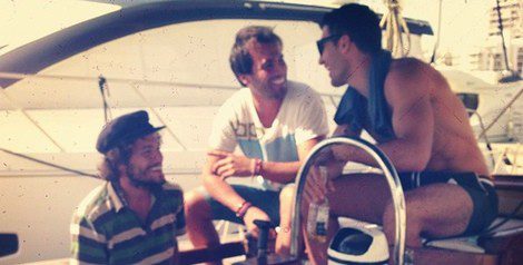 Miguel Ángel Silvestre con unos amigos en alta mar / Foto: Instagram