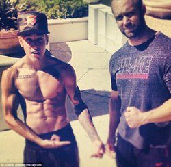  Justin presume de músculos junto a su entrenador / Foto: Instagram