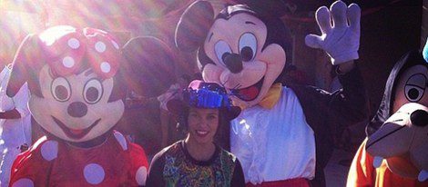 Kourtney Kardashian con Mickey y Minnie Mouse