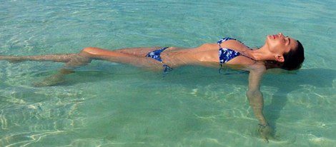  Miranda Kerr flotando en el mar / Foto: Instagram