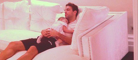 Cesc Fábregas durmiendo con su hija