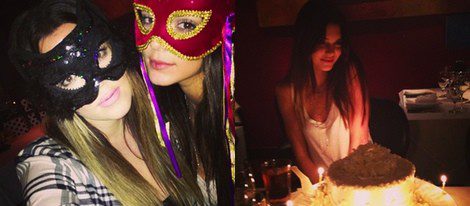 Kendall Jenner con su hermana Khloe Kardashian y soplando su tarta de cumpleaños / Instagram
