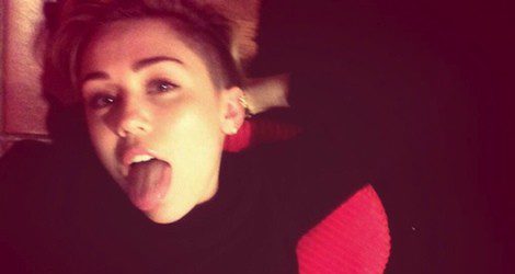  Miley Cyrus se burla sacando la lengua / Foto: Twitter