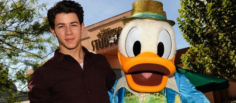 Nick Jonas celebra en DisneyWorld su aparición en la serie 'Last Man Standing'