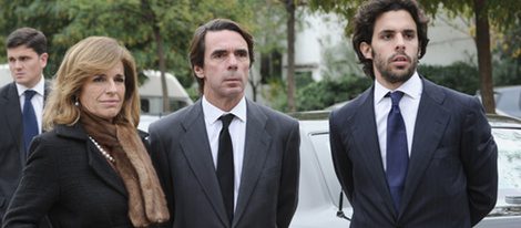 Ana Botella, José María Aznar y Alonso Aznar acuden al funeral de Ernesto Botella