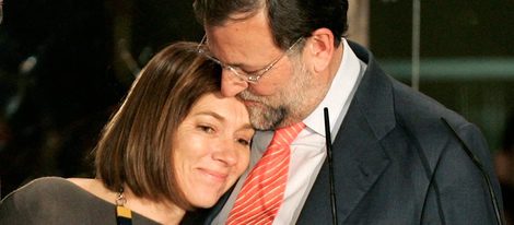 Mariano Rajoy y Elvira Fernández Balboa en el balcón de Génova tras las elecciones de 2008