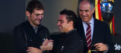 La UEFA homenajea a Iker Casillas, Xavi y Zubizarreta por sus más de 100 partidos con 'La Roja'