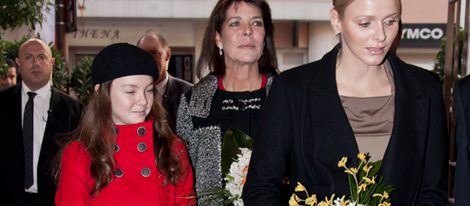 Las Princesas Charlene de Mónaco y Carolina y Alexandra de Hannover acuden al centenario de la Iglesia de San Martín