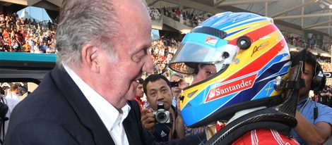El Rey Juan Carlos saluda a Fernando Alonso en el GP de Abu Dabi