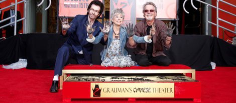 Rita Moreno, George Chakiris y Russ Tamblyn plasman sus huellas para celebrar los 50 años de 'West Side Story'